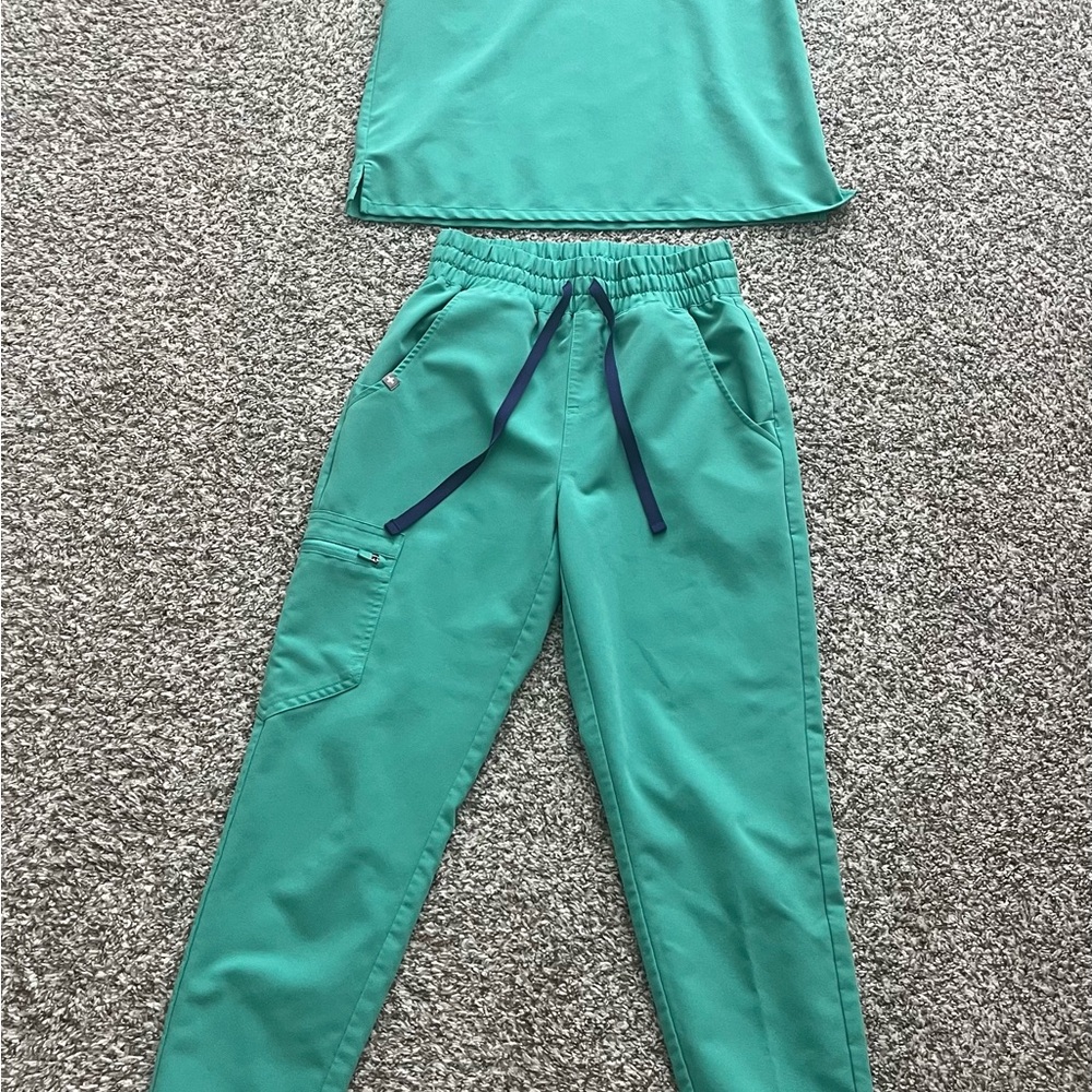 Figs Surgical Green Drawstring Utility Joggers and Top